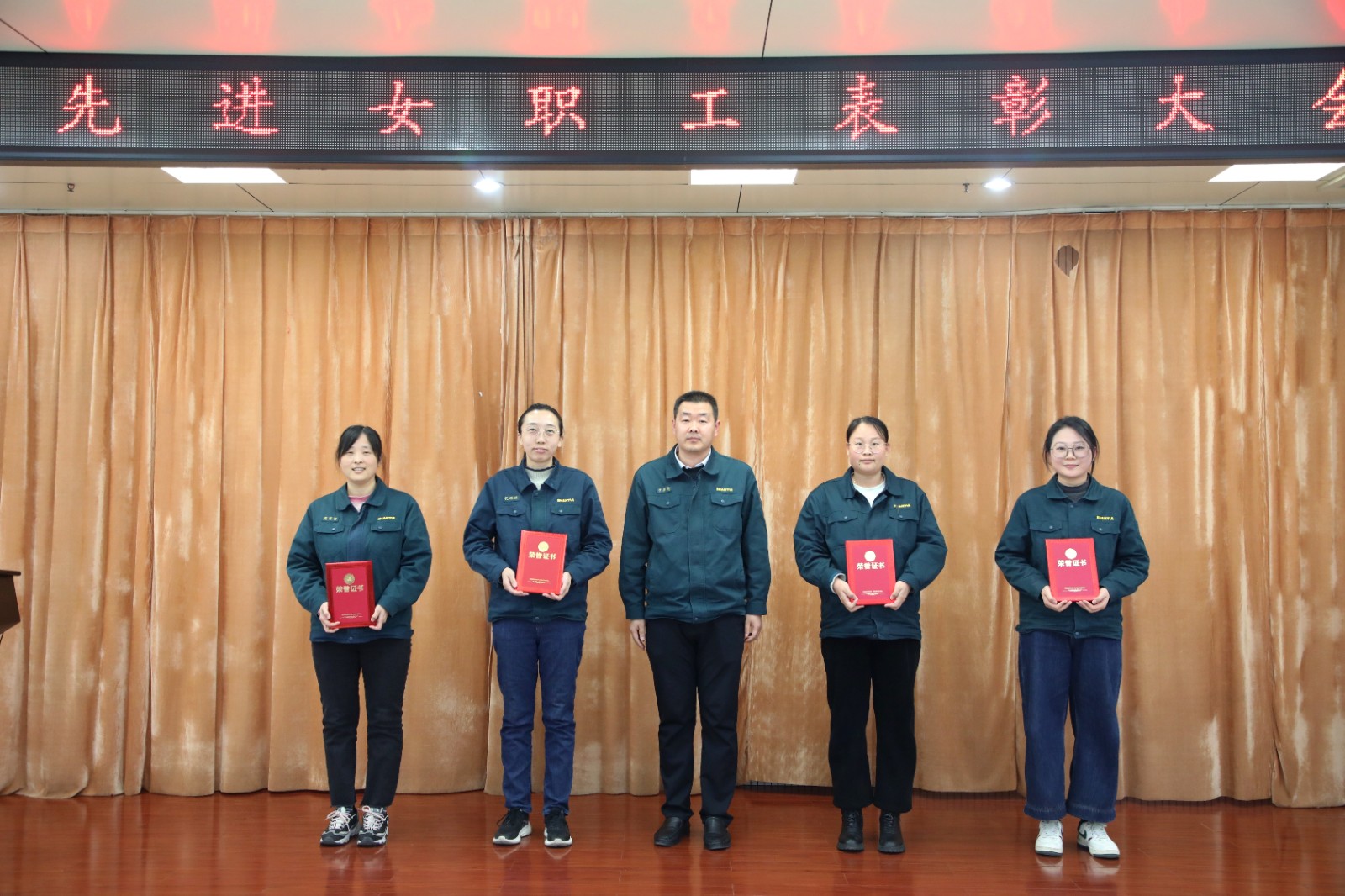 山重建機公司工會舉辦2024年度先進女職工表彰大會 暨“花樣芳華，巾幗綻彩”插花活動